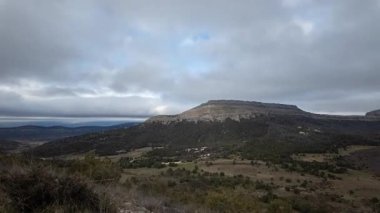 Sad Hill Mezarlığı 'nın zirvesinden gelen çarpıcı bir zaman çizelgesi dairesel şeklini ve dağların üzerinden hızla hareket eden bulutlarını gözler önüne seriyor..