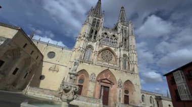 Burgos Katedrali 'nin dönüşümlü bir video çekiminde görkemli Gotik görünüşü, tarihi ve ruhaniliği harmanlıyor..