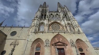 Gotik katedrallerin geniş açılı görünüşü, onun karmaşık mimarisini ve tarihsel önemini vurguluyor..