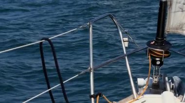 Bir yelkenlinin içinde, berrak bir gökyüzünün altında durgun mavi bir okyanusta seyredin..