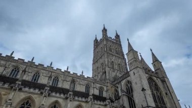 Zaman çizelgesi Gloucester Katedrali 'nde gotik mimarisini, zengin tarihini ve dini önemini vurguluyor..