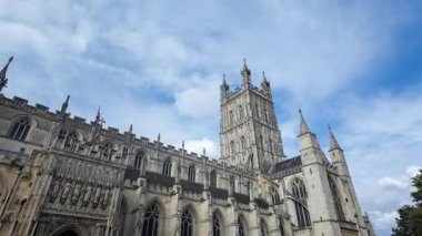 İngiltere 'deki Gloucester Katedrali' nin zaman çizelgesi Gotik mimarisini geniş açılı bir açıdan gösteriyor. Kamera tarihi dış görünüşü boyunca hareket ediyor..