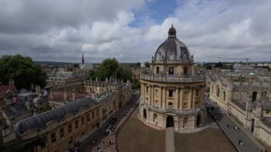 Yan hava görüntüsü Oxfords 'un ikonik Radcliffe Kamerası' nı gösteriyor, tarihi üniversite mimarisi ile çevrili..