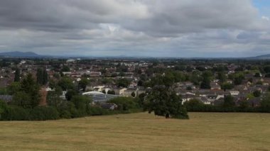 Cotswolds 'daki Cheltenham manzarası, yeşil ağaçlar, büyüleyici evler, ve sakin, davetkar bir İngiliz kasabası ortamı..