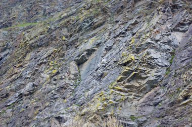 Büyük şelaleli bir dağ..