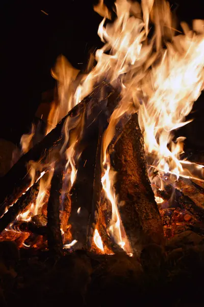 Karanlıkta ateş ve alevler