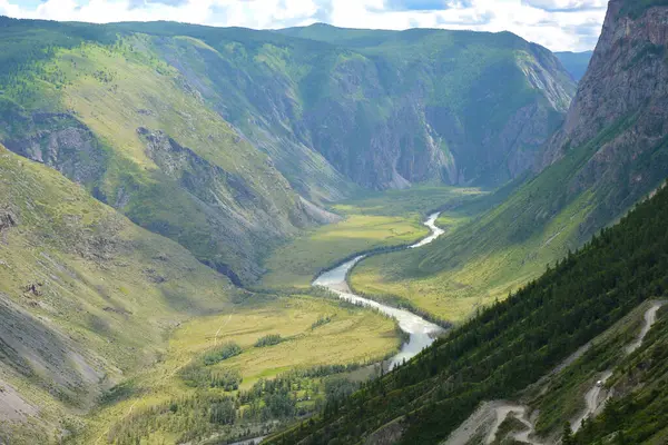 Dağlardaki nehir vadisi.
