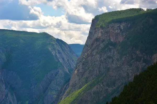 Yüksek dağların kayalık uçurumları