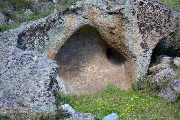 Antik şehrin taşlarından oyulmuş taş.