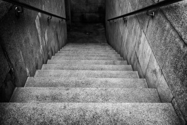 Metroya inen eski merdivenlerin ayrıntıları, mimari.