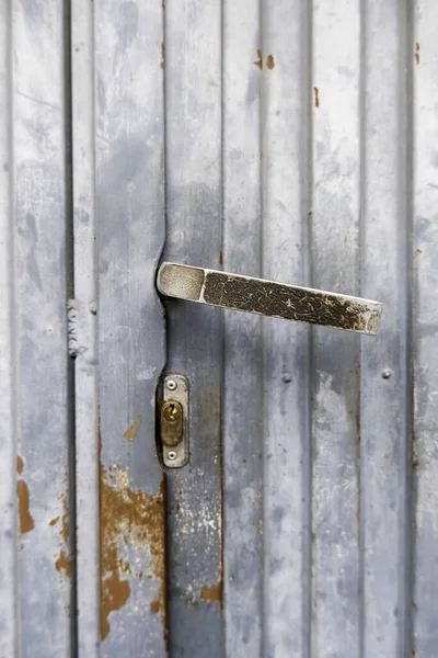 放棄されたドアを開くために古い金属ハンドルの詳細 — ストック写真