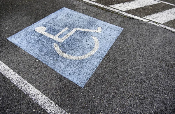 Signaaldetail Voor Mensen Met Mobiliteitsproblemen Aangepaste Parkeergelegenheid Voor Auto — Stockfoto