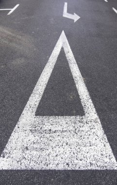 Şehirdeki bir caddedeki trafik işaretinin ayrıntıları, zorunluluk