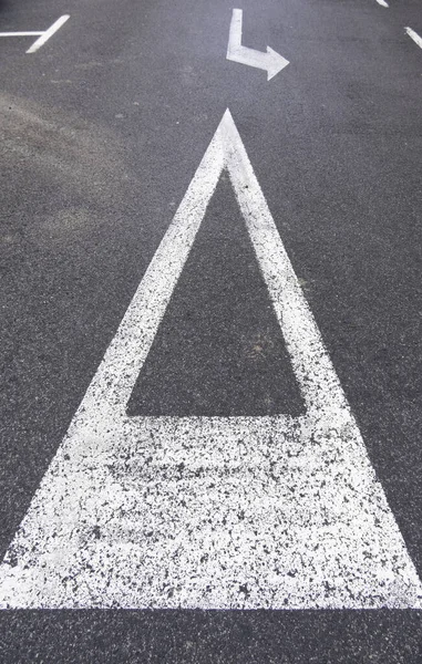 Şehirdeki Bir Caddedeki Trafik Işaretinin Ayrıntıları Zorunluluk — Stok fotoğraf