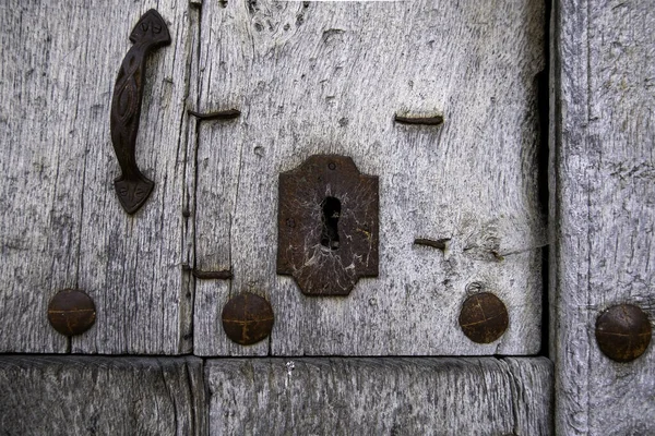 Λεπτομέρεια Της Παλιάς Ξύλινης Πόρτας Εγκαταλειφθεί Και Καταστραφεί Από Χρόνο — Φωτογραφία Αρχείου