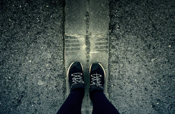 城市街道上年轻女子腿的细部 步行与健康 — 图库照片