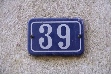 Kasabadaki bir caddede, bir adreste, eski bir tek sayıdaki bilginin ayrıntıları