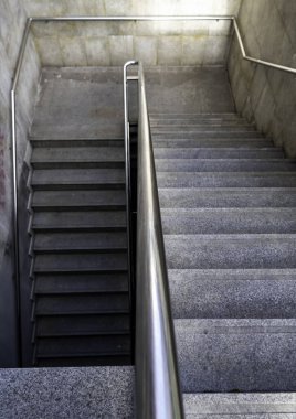 Şehrin bir caddesindeki yayalar için giriş merdivenlerinin detayları, metroya giriş.