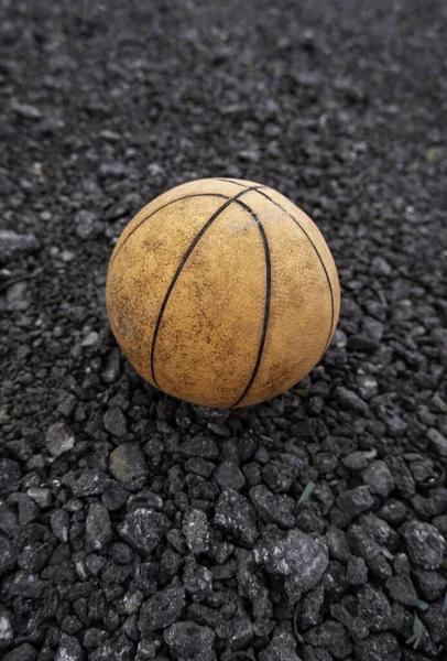 Dettaglio Della Vecchia Palla Giocare Basket Spazzatura Sporcizia — Foto Stock