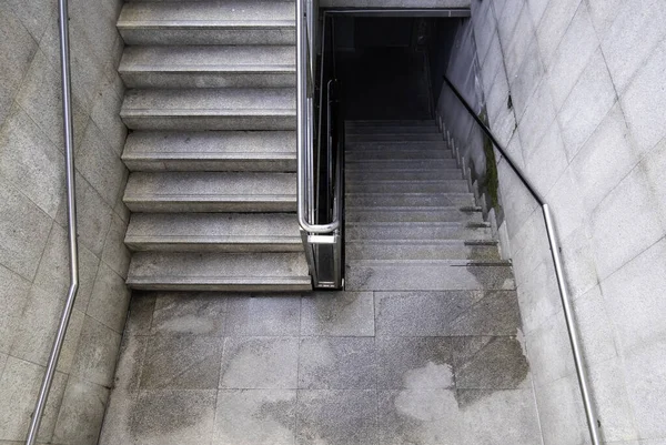 市内の通りの歩行者用アクセス階段の詳細 地下鉄へのアクセス — ストック写真