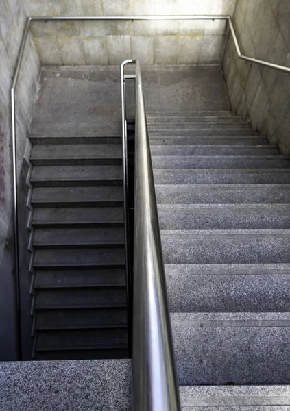 城市街道上行人通道楼梯的细节 地铁的入口 — 图库照片