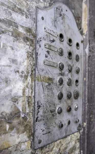 放棄された家 廃墟と汚れの古い玄関の詳細 — ストック写真