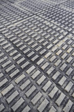 Betonla dekore edilmiş kentsel yürüyüş pistinin ayrıntıları