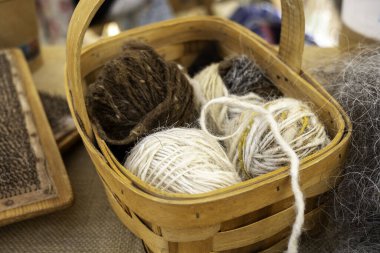 Renklerle boyanmış bakire koyun yünü, gelenek