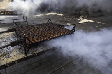 Ateşle, ateşle ve yıkımla yanan odunların ayrıntıları.