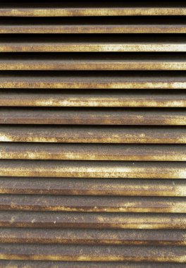 Zamanla hasar gören eski metal duvarın ayrıntıları...