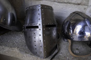 Ortaçağ koruyucu miğferinin ayrıntıları, savaş ve ölüm.