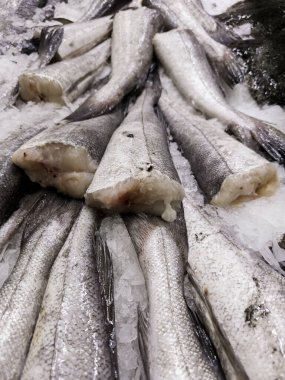 Süpermarkette taze balığın detayları, sağlıklı yiyecekler.