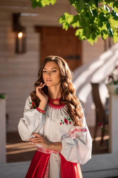 Geleneksel Halk Kadın Kostümü Giymiş Ukraynalı Genç Bir Kız Ukrayna — Stok fotoğraf