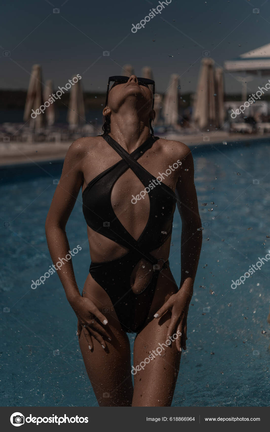 Una Chica Sexy Traje Bano Original Negro Esta Pie Piscina Foto de stock 618866964 fly wish