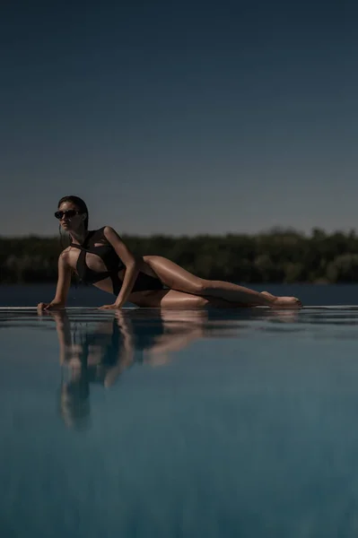 Bazénu Leží Sexy Holka Černém Originálním Plavkách Ukrajinská Dívka Dovolené — Stock fotografie