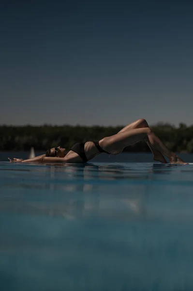 Сексуальная Девушка Черном Купальнике Лежит Бассейне Украинка Отпуске — стоковое фото