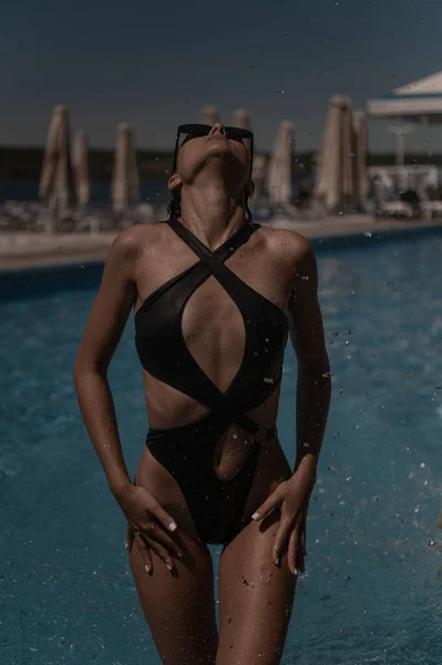 Siyah Orijinal Mayolu Seksi Bir Kız Havuzda Suyun Içinde Duruyor — Stok fotoğraf