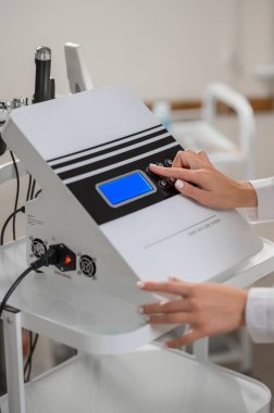 Kozmetik işlemler için kombinasyon cihazı. Kisneva terapisi, elmas cilt bakımı.