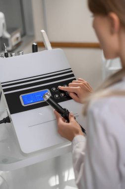 Enjeksiyonsuz mezoterapi. Elektrik çarpması. Yüz tazeleme