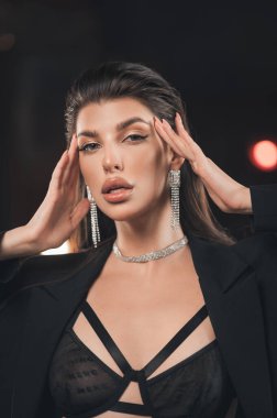 Siyah iç çamaşırlarıyla çekici makyajlı seksi esmer.