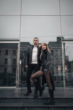 Ukrayna 'nın merkezinde birbirine aşık bir çift. Gökdelenlerin arka planında aşk hikayesi