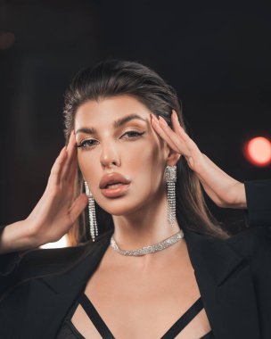 Siyah iç çamaşırlarıyla çekici makyajlı seksi esmer.