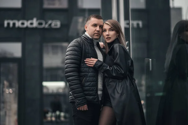Pár Zamilovaný Centrální Metropoli Ukrajiny Love Story Background Skyscrapers — Stock fotografie