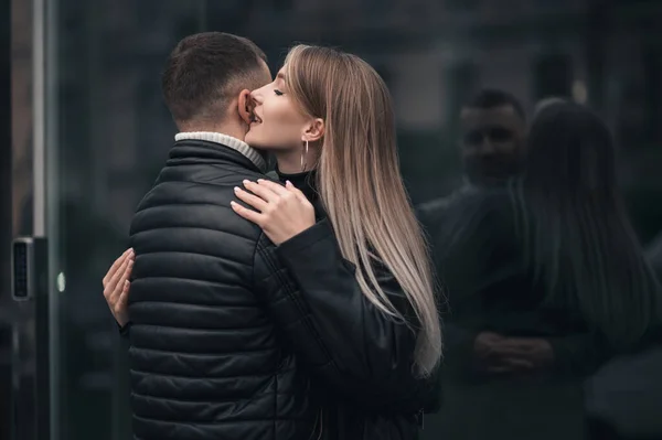 Pasangan Yang Jatuh Cinta Pusat Kota Ukraina Kisah Cinta Latar — Stok Foto