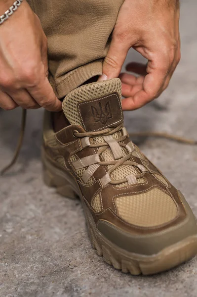 Táctico Tênis Bege Sapatos Trekking Com Uma Sola Áspera — Fotografia de Stock