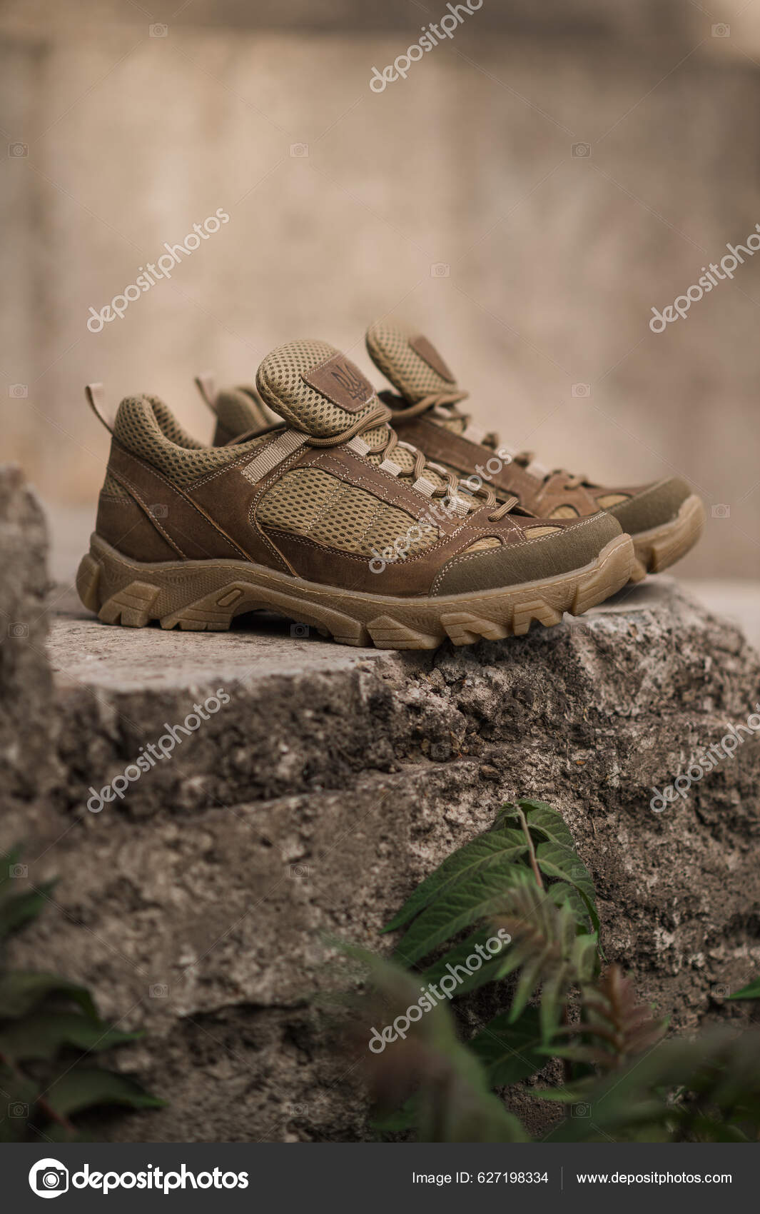 Sapatilhas Exército Pedras Calçado Militar Sapatilhas Para Terreno Montanha  fotos, imagens de © fly_wish #627198334