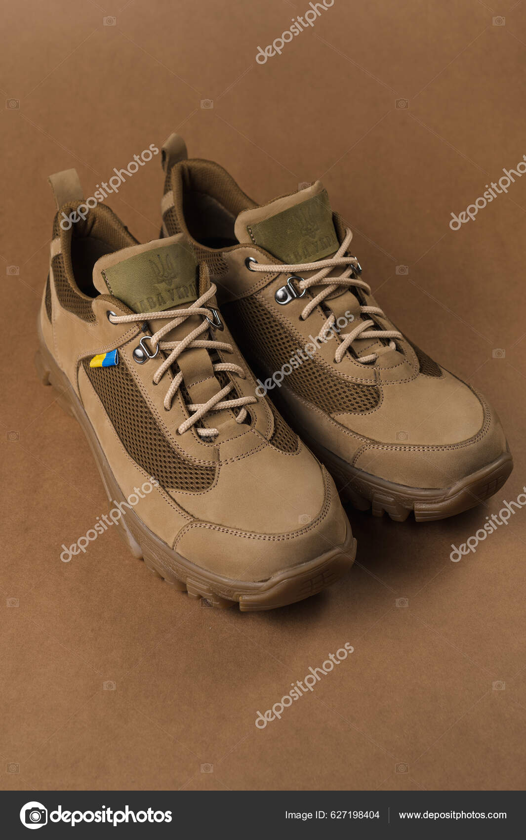 Sapatos Trekking Com Bandeira Ucraniana Calçado Militar fotos, imagens de ©  fly_wish #627198404