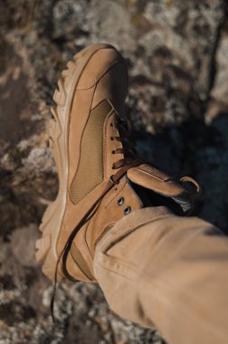 Ukrayna bayrağıyla seyahat ayakkabıları. Askeri ayakkabılar. Dağ arazisi için spor ayakkabıları