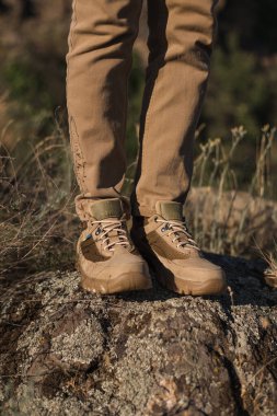 Ukrayna bayrağıyla seyahat ayakkabıları. Askeri ayakkabılar. Dağ arazisi için spor ayakkabıları