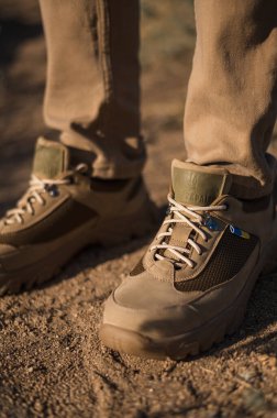 Ukrayna bayrağıyla seyahat ayakkabıları. Askeri ayakkabılar. Dağ arazisi için spor ayakkabıları